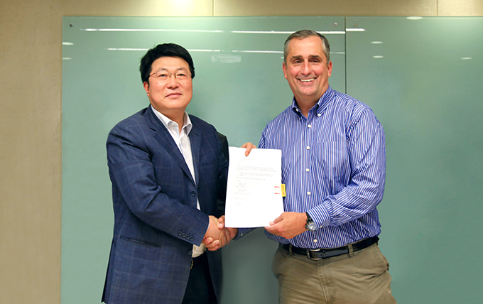 紫光集团董事长兼总裁赵伟国与英特尔公司首席执行官科再奇(Brian Krzanich)签约